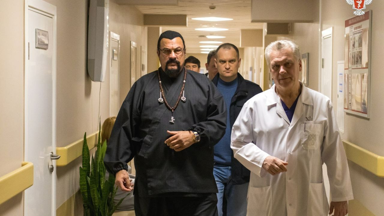 Голливудский актер Стивен Сигал навестил пострадавших при теракте в «Крокусе» в больнице