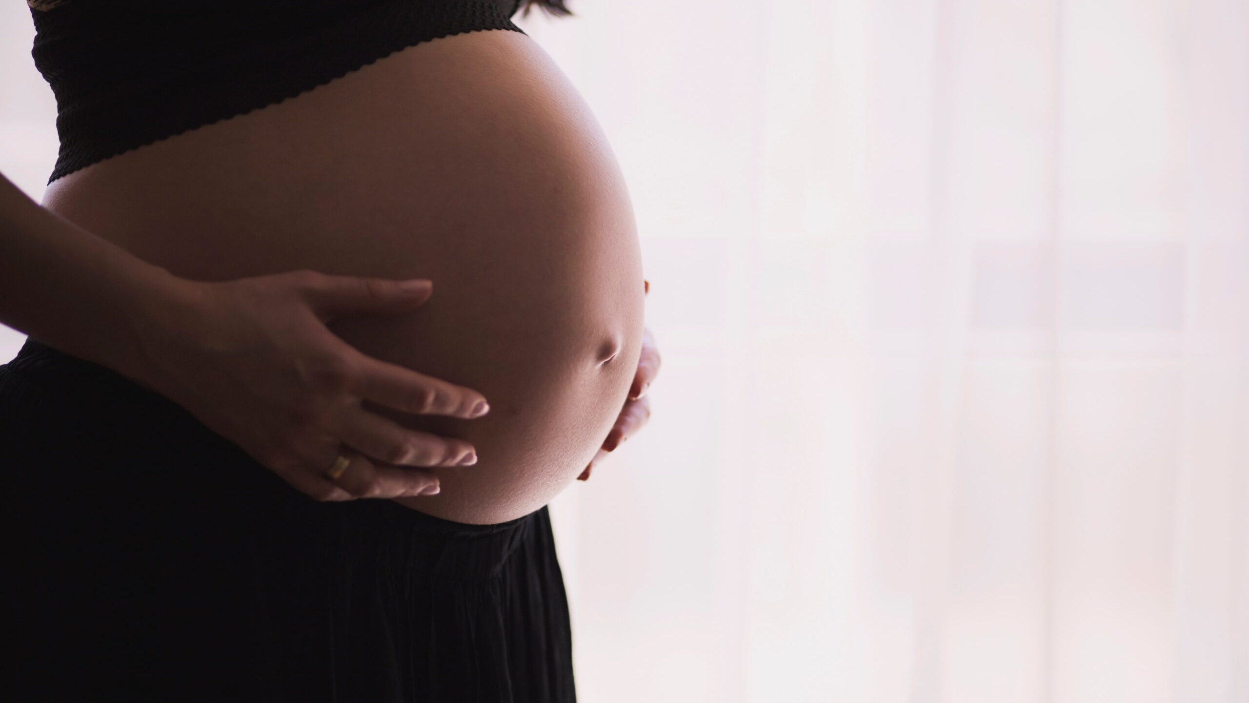 Акушер-гинеколог рассказал, что цвет и форма лица могут измениться во время беременности