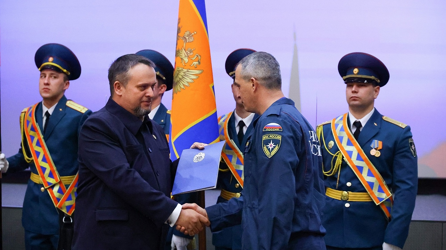 Глава Новгородской области Никитин наградил отличившихся пожарных