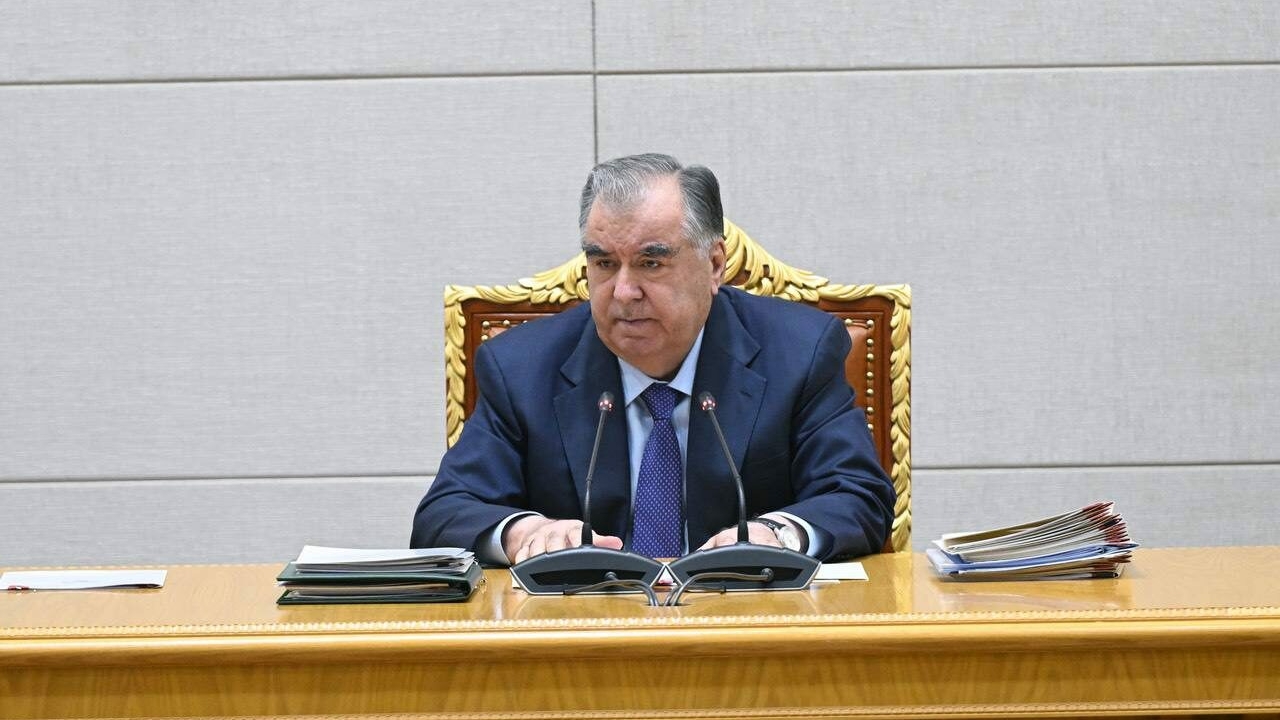 Рахмон призвал не пятнать честь жителей Таджикистана