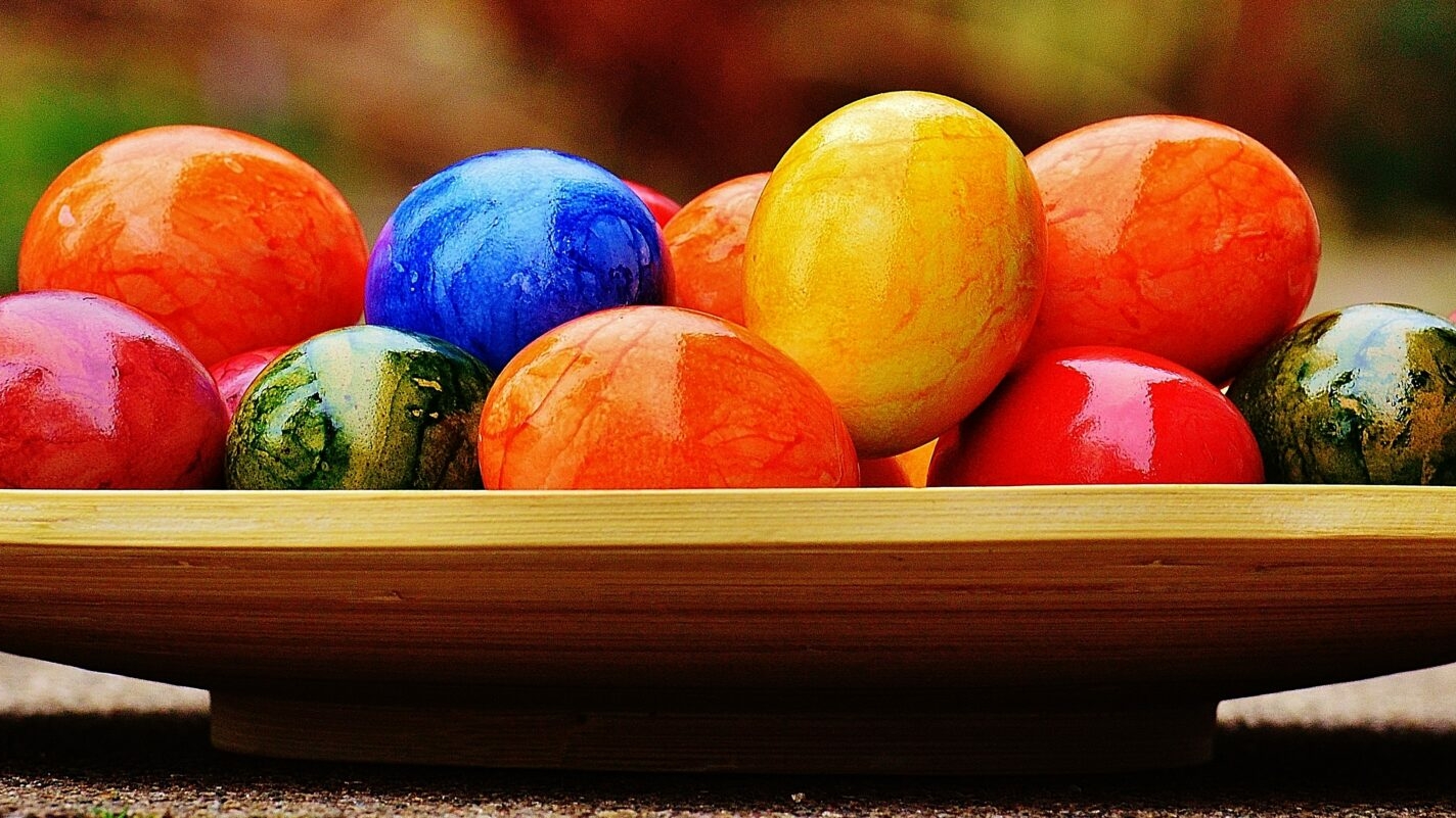 Священник назвал цвета, в которые не стоит красить яйца на Пасху