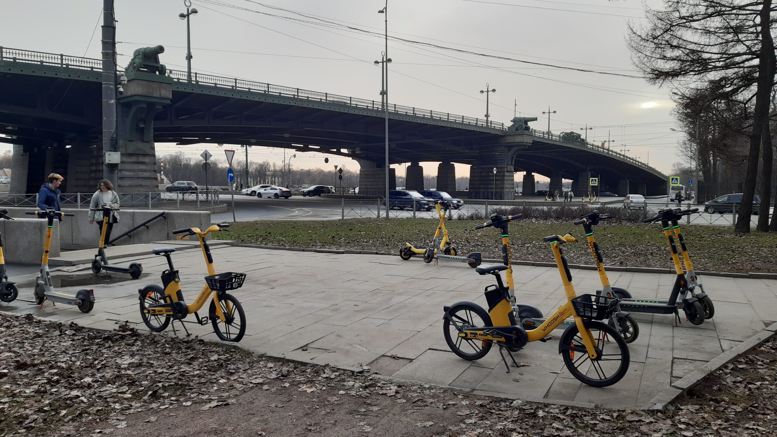 За электросамокатами в Петербурге начнет следить Центр управления парковками