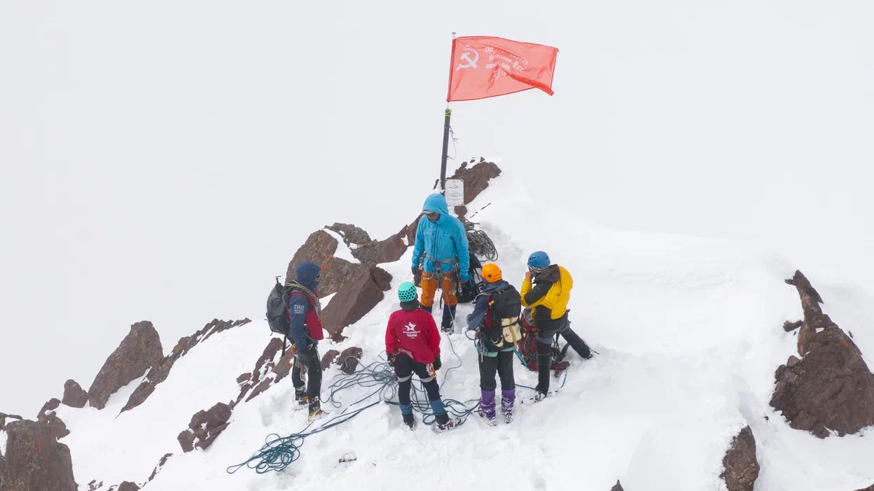 Группа альпинистов поздравила Путина с инаугурацией, водрузив Знамя Победы на высоте 4446 метров