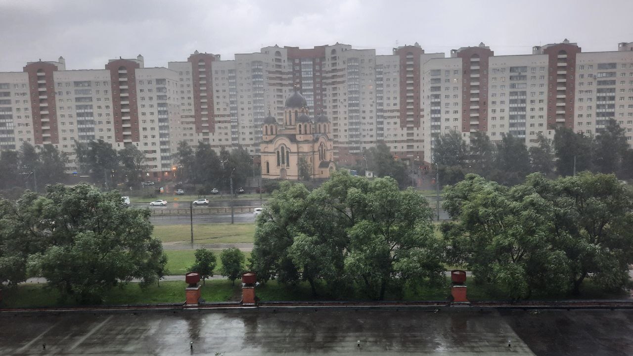 От солнца до ливней и ветра с громом: в Петербурге резко испортилась погода вечером 1 июля