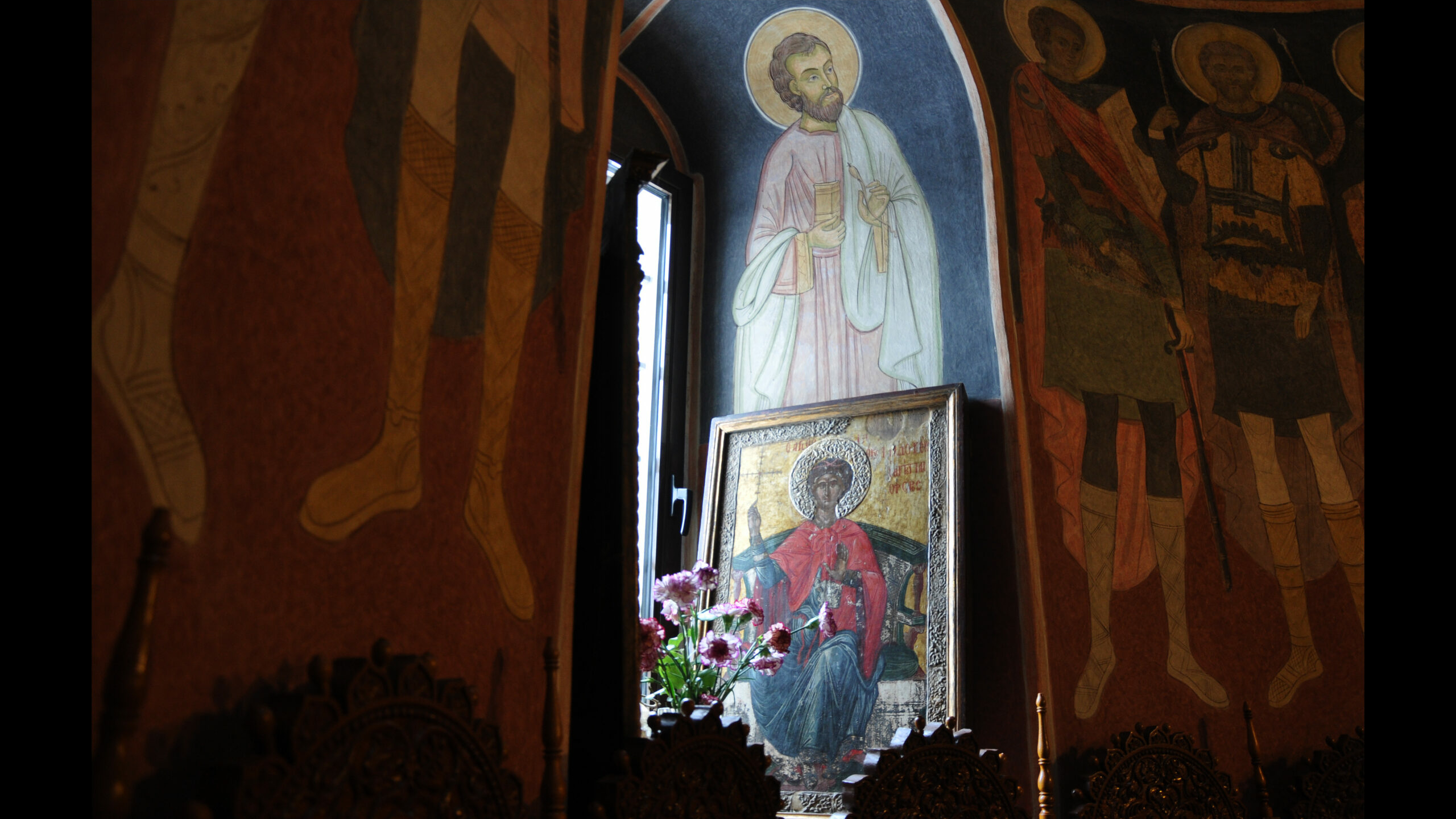 Готовьтесь молиться: священник объяснил, сколько икон нужно дома
