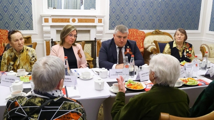 Глава Новгородской области Дронов встретился с ветеранами перед Днем Победы