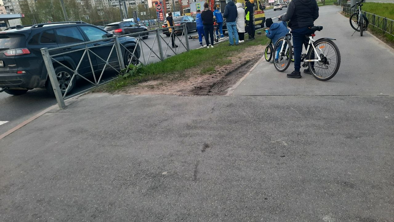 Около улицы Коллонтай автомобилист сбил мужчину на самокате
