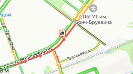 Крупное ДТП сковало Большевиков, пассажиры идут пешком