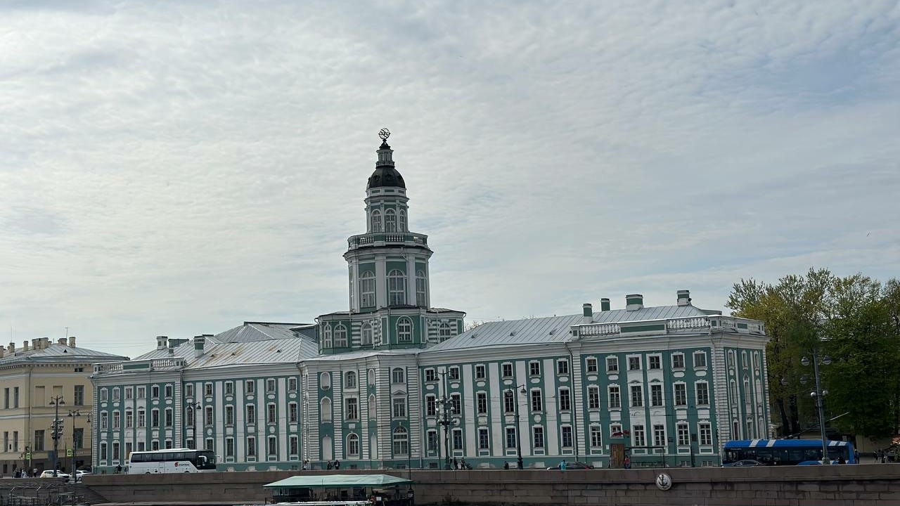 Первый будний день лета встретит петербуржцев теплом и дождями