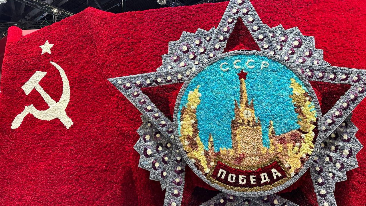 Цветочное панно в честь 80-й годовщины Победы представили на ПМЭФ-2025