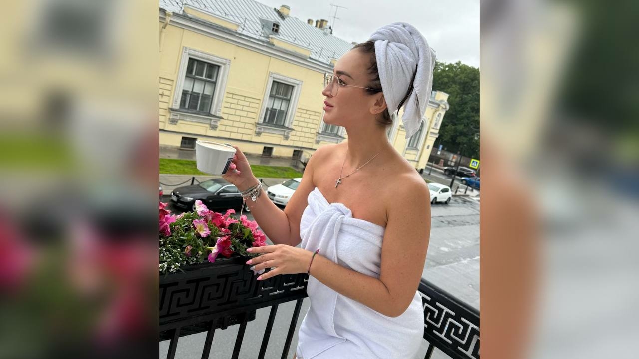 Бузова вышла на балкон в одном полотенце и пожаловалась на холод в Петербурге